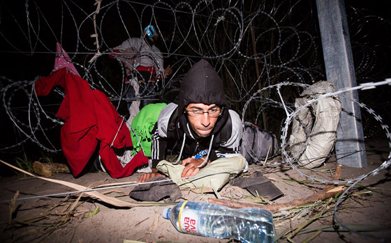 لاجئون يتعرضون للضرب بالهراوات بعد رحلة عذاب الى مقدونيا صورة رقم 25 لاجئون يتعرضون للضرب بالهراوات بعد رحلة عذاب الى مقدونيا صورة رقم 25