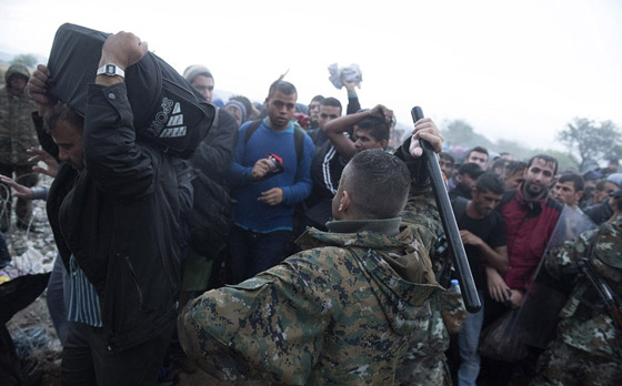 لاجئون يتعرضون للضرب بالهراوات بعد رحلة عذاب الى مقدونيا صورة رقم 26 لاجئون يتعرضون للضرب بالهراوات بعد رحلة عذاب الى مقدونيا صورة رقم 26