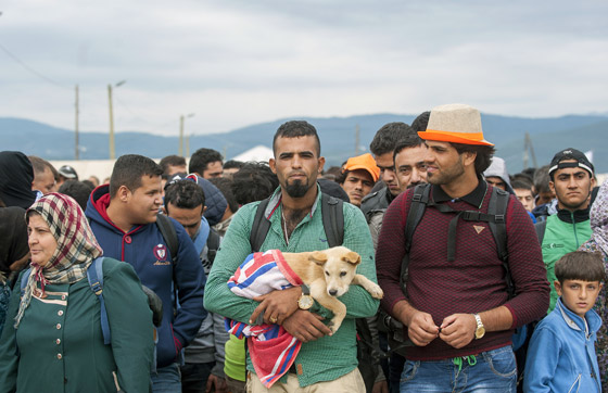 لاجئون يتعرضون للضرب بالهراوات بعد رحلة عذاب الى مقدونيا صورة رقم 27 لاجئون يتعرضون للضرب بالهراوات بعد رحلة عذاب الى مقدونيا صورة رقم 27