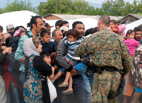 لاجئون يتعرضون للضرب بالهراوات بعد رحلة عذاب الى مقدونيا صورة رقم 28 لاجئون يتعرضون للضرب بالهراوات بعد رحلة عذاب الى مقدونيا صورة رقم 28