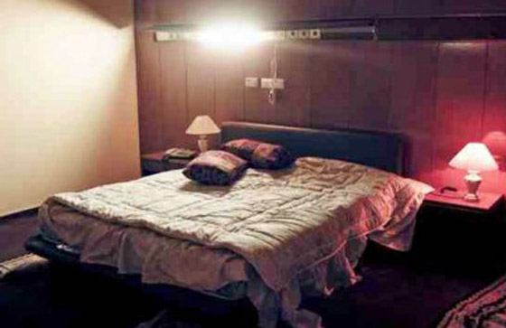 دخل على زوجته فوجدها منزوعة في السرير مع والدها.. وتعرض للطعن صورة رقم 1