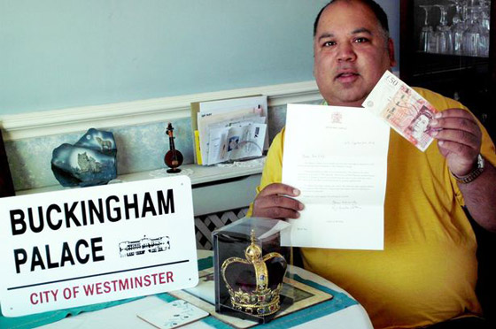 بريطاني يهنئ ملكته بـ 50 جنيه استرليني فتردها له مع الشكر صورة رقم 1