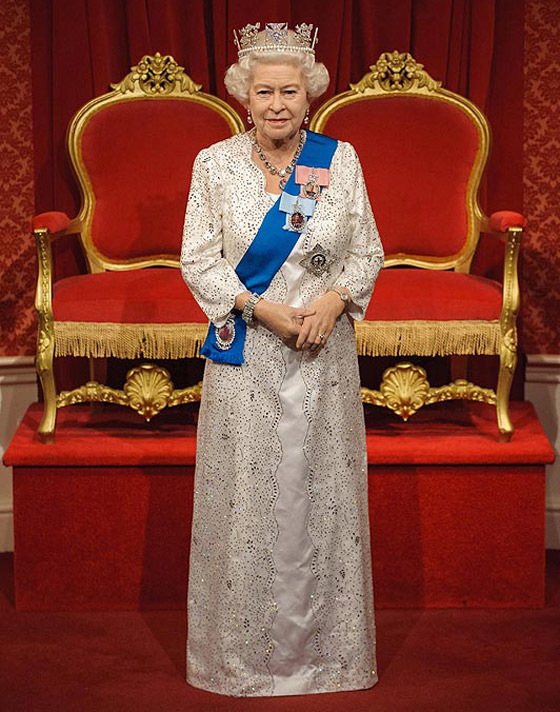 بريطاني يهنئ ملكته بـ 50 جنيه استرليني فتردها له مع الشكر صورة رقم 5