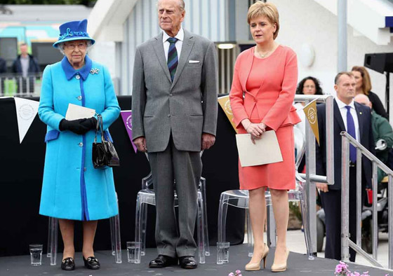 بريطاني يهنئ ملكته بـ 50 جنيه استرليني فتردها له مع الشكر صورة رقم 4