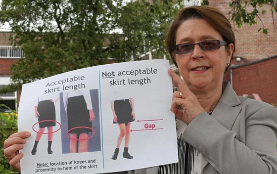 بعد حظر التنورة.. مدرسة بريطانية تمنع البنطلونات الضيقة للفتيات صورة رقم 2