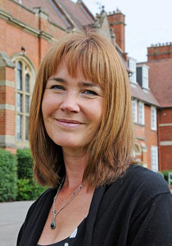 بعد حظر التنورة.. مدرسة بريطانية تمنع البنطلونات الضيقة للفتيات صورة رقم 6