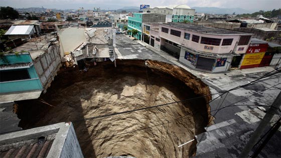 اكثر من سبب وراء ظهور الحفر العملاقة.. بعضها مجهول ومفاجئ صورة رقم 1 اكثر من سبب وراء ظهور الحفر العملاقة.. بعضها مجهول ومفاجئ صورة رقم 1