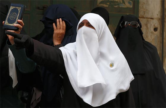 جيش اسرائيل يهاجم المسجد الاقصى ويوقع عشرات الاصابات بين المصلين صورة رقم 7