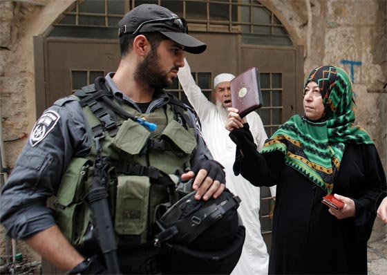 جيش اسرائيل يهاجم المسجد الاقصى ويوقع عشرات الاصابات بين المصلين صورة رقم 6