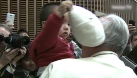 الحبرالاعظم يفاجئ العالم بلحظات مميزة.. اطلع على ابرزها صورة رقم 2