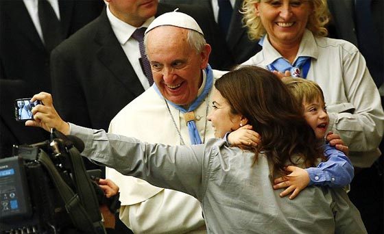 الحبرالاعظم يفاجئ العالم بلحظات مميزة.. اطلع على ابرزها صورة رقم 5