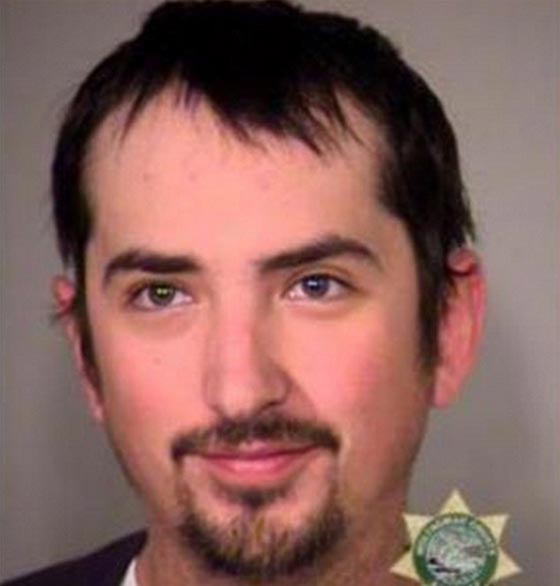 مثير للاشمئزاز.. مسافر يتبول على مرافقيه في الرحلة الجوية!! صورة رقم 1