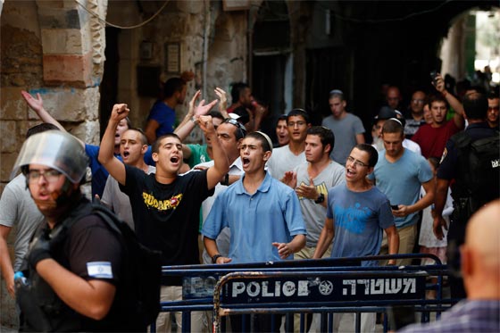 فيديو لاقتحام المستوطنين للمسجد الأقصى وتجدد المواجهات العنيفة صورة رقم 12