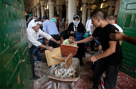 فيديو لاقتحام المستوطنين للمسجد الأقصى وتجدد المواجهات العنيفة صورة رقم 8