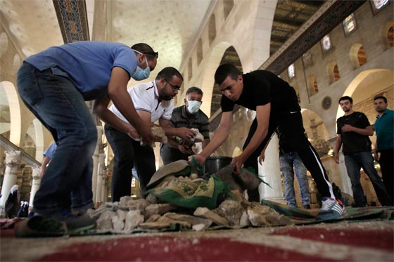 فيديو لاقتحام المستوطنين للمسجد الأقصى وتجدد المواجهات العنيفة صورة رقم 1