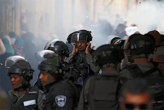 فيديو لاقتحام المستوطنين للمسجد الأقصى وتجدد المواجهات العنيفة صورة رقم 22