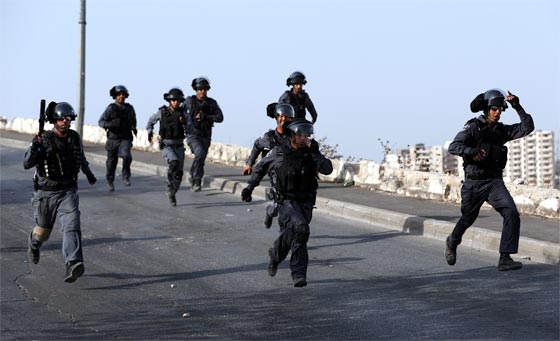 فيديو لاقتحام المستوطنين للمسجد الأقصى وتجدد المواجهات العنيفة صورة رقم 23