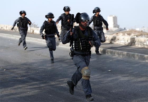 فيديو لاقتحام المستوطنين للمسجد الأقصى وتجدد المواجهات العنيفة صورة رقم 24