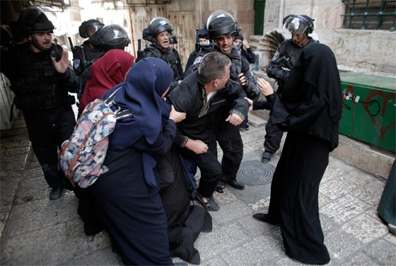 فيديو لاقتحام المستوطنين للمسجد الأقصى وتجدد المواجهات العنيفة صورة رقم 20