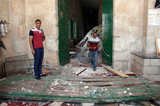 فيديو لاقتحام المستوطنين للمسجد الأقصى وتجدد المواجهات العنيفة صورة رقم 3