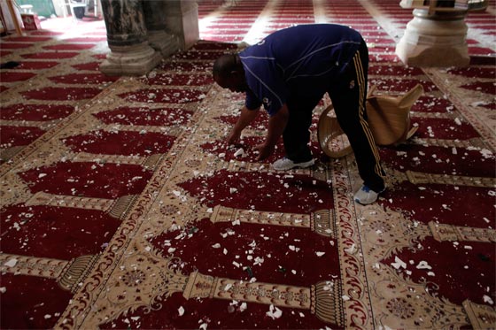 فيديو لاقتحام المستوطنين للمسجد الأقصى وتجدد المواجهات العنيفة صورة رقم 2