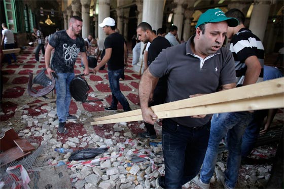 فيديو لاقتحام المستوطنين للمسجد الأقصى وتجدد المواجهات العنيفة صورة رقم 7