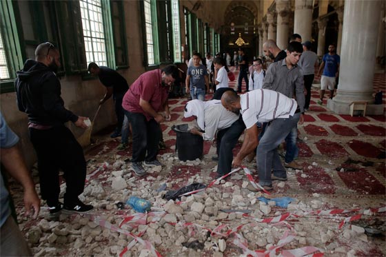 فيديو لاقتحام المستوطنين للمسجد الأقصى وتجدد المواجهات العنيفة صورة رقم 5