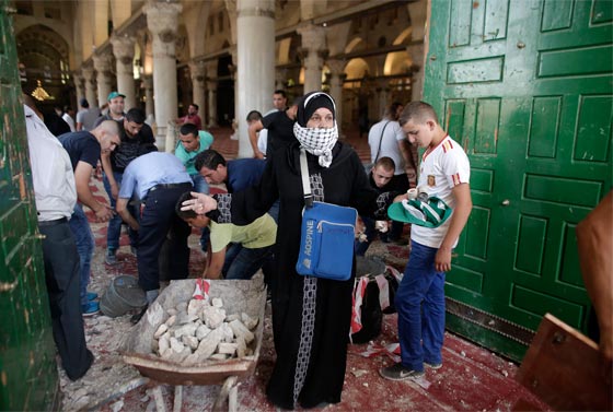 فيديو لاقتحام المستوطنين للمسجد الأقصى وتجدد المواجهات العنيفة صورة رقم 6