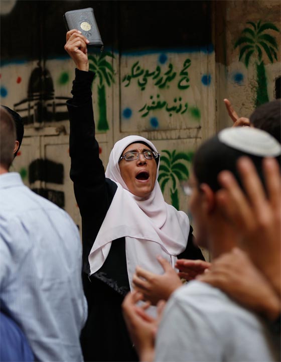 فيديو لاقتحام المستوطنين للمسجد الأقصى وتجدد المواجهات العنيفة صورة رقم 18