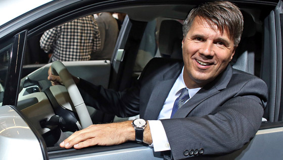 فيديو لمدير بي ام دبليو ينهار ويسقط ارضا خلال مؤتمر صحفي صورة رقم 9