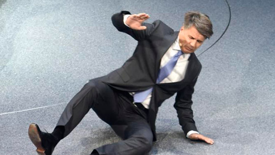 فيديو لمدير بي ام دبليو ينهار ويسقط ارضا خلال مؤتمر صحفي صورة رقم 1