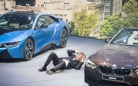 فيديو لمدير بي ام دبليو ينهار ويسقط ارضا خلال مؤتمر صحفي صورة رقم 3