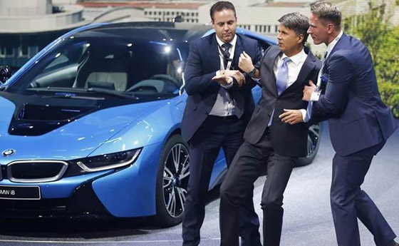 فيديو لمدير بي ام دبليو ينهار ويسقط ارضا خلال مؤتمر صحفي صورة رقم 8