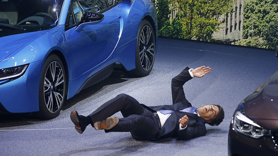 فيديو لمدير بي ام دبليو ينهار ويسقط ارضا خلال مؤتمر صحفي صورة رقم 5