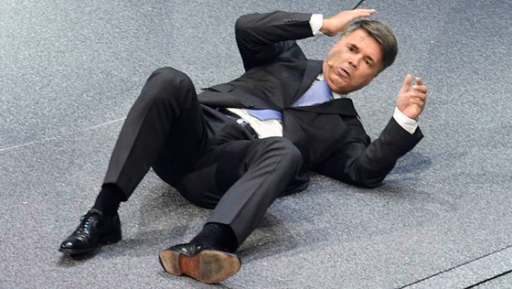 فيديو لمدير بي ام دبليو ينهار ويسقط ارضا خلال مؤتمر صحفي صورة رقم 6