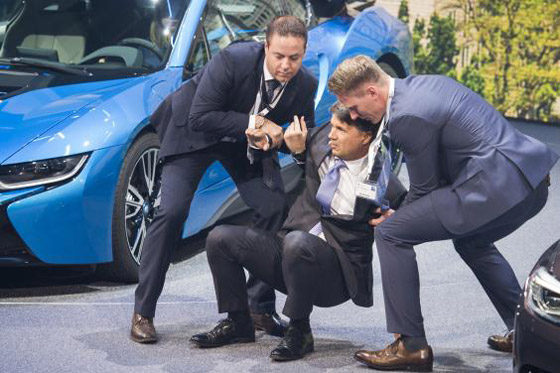 فيديو لمدير بي ام دبليو ينهار ويسقط ارضا خلال مؤتمر صحفي صورة رقم 7