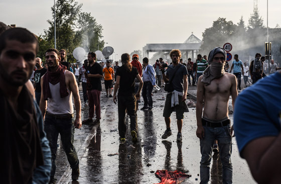 دخول 1300 مهاجر من كرواتيا الى صربيا بعد صدامات عنيفة صورة رقم 13