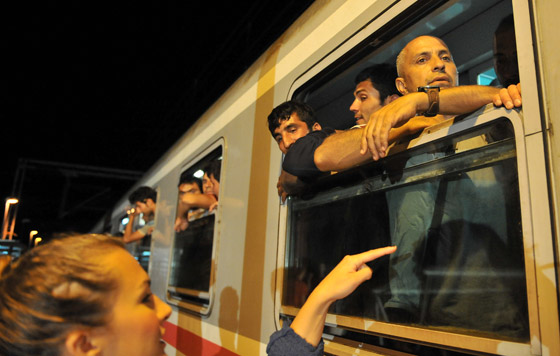 دخول 1300 مهاجر من كرواتيا الى صربيا بعد صدامات عنيفة صورة رقم 14