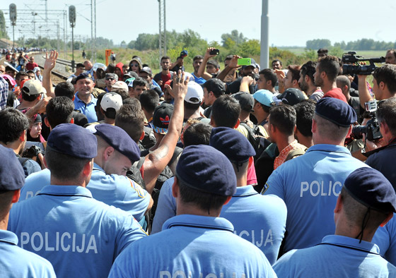 دخول 1300 مهاجر من كرواتيا الى صربيا بعد صدامات عنيفة صورة رقم 18