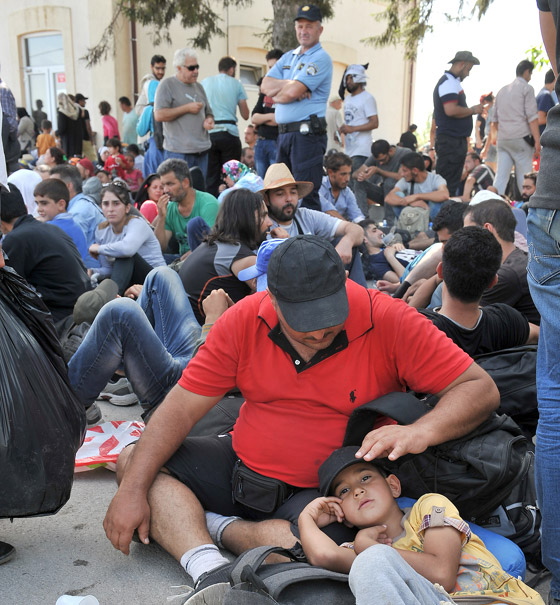 دخول 1300 مهاجر من كرواتيا الى صربيا بعد صدامات عنيفة صورة رقم 21