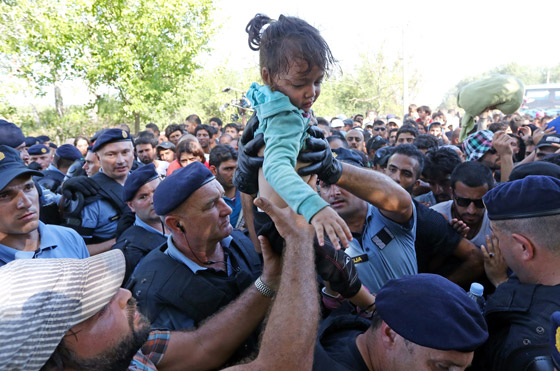 دخول 1300 مهاجر من كرواتيا الى صربيا بعد صدامات عنيفة صورة رقم 22