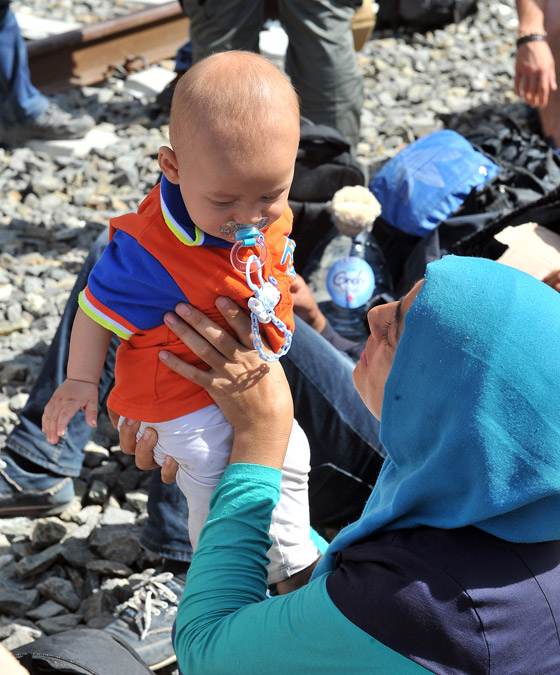 دخول 1300 مهاجر من كرواتيا الى صربيا بعد صدامات عنيفة صورة رقم 24