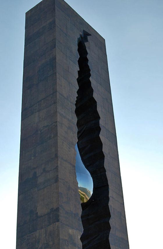 عالم النسيان يكتنف برج الدمعة بعد تخليده ضحايا 11 سبتمبر صورة رقم 6