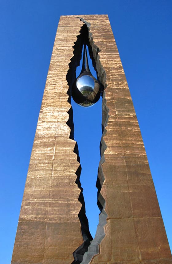 عالم النسيان يكتنف برج الدمعة بعد تخليده ضحايا 11 سبتمبر صورة رقم 1