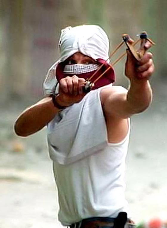 رماة الحجارة يقلقون راحة نتنياهو ويعكرون فرحه بالاعياد صورة رقم 4