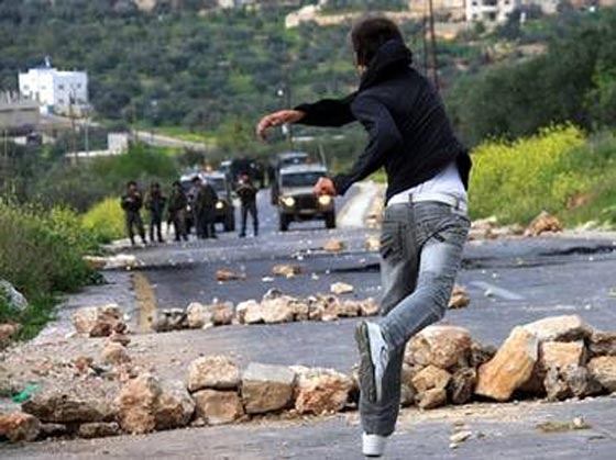 رماة الحجارة يقلقون راحة نتنياهو ويعكرون فرحه بالاعياد صورة رقم 5