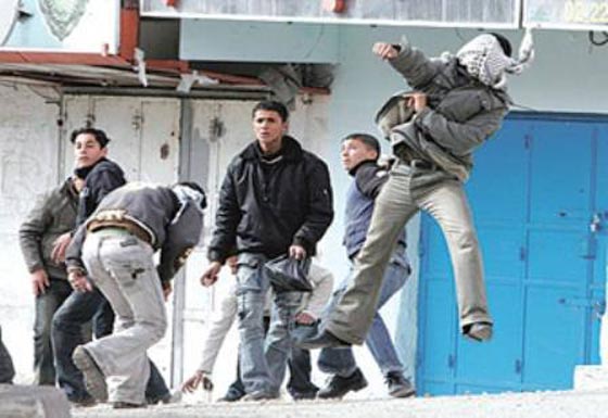 رماة الحجارة يقلقون راحة نتنياهو ويعكرون فرحه بالاعياد صورة رقم 6