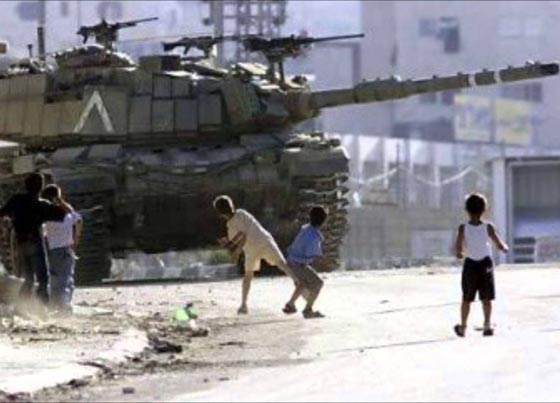 رماة الحجارة يقلقون راحة نتنياهو ويعكرون فرحه بالاعياد صورة رقم 11