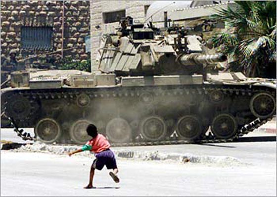 رماة الحجارة يقلقون راحة نتنياهو ويعكرون فرحه بالاعياد صورة رقم 12