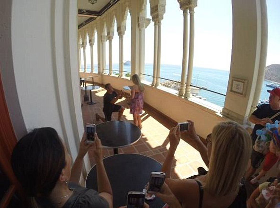 عريس يتحول الى بطل وينقذ احدى مدعواته من الموت صورة رقم 7